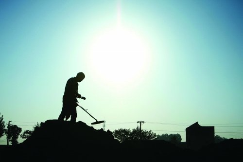 男子拆遷廢墟上“尋寶” 最高時曾月入萬元(圖)